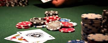 Antarmuka aplikasi mobile koinjitu menampilkan meja live dealer blackjack dan roulette dengan streaming video berkualitas tinggi.